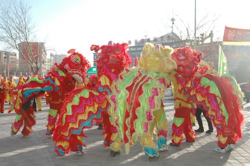 酒泉市2011年元宵節(jié)社火匯演期間，部分社火隊來公司拜年
