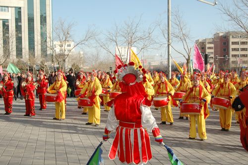 酒泉市2011年元宵節(jié)社火匯演期間，部分社火隊來公司拜年