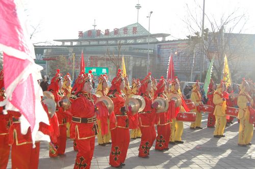 酒泉市2011年元宵節(jié)社火匯演期間，部分社火隊來公司拜年