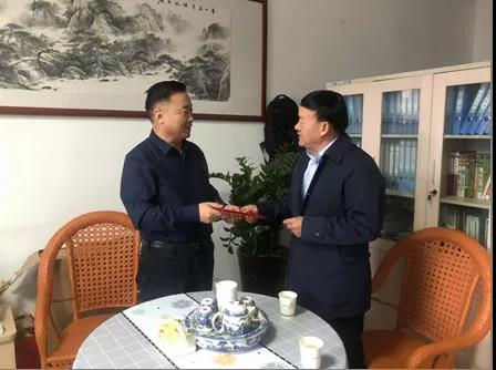 敦煌種業(yè)領導看望慰問公司老干部、老黨員及困難黨員職工