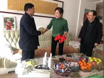 敦煌種業(yè)領導看望慰問公司老干部、老黨員及困難黨員職工
