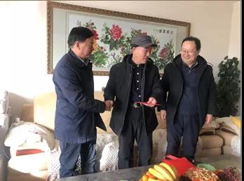 敦煌種業(yè)領導看望慰問公司老干部、老黨員及困難黨員職工