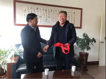 敦煌種業(yè)領導看望慰問公司老干部、老黨員及困難黨員職工