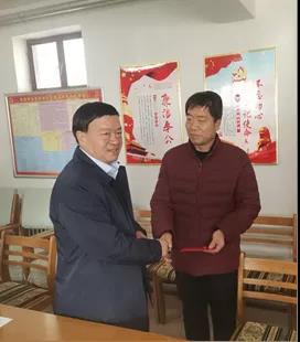 敦煌種業(yè)領導看望慰問公司老干部、老黨員及困難黨員職工