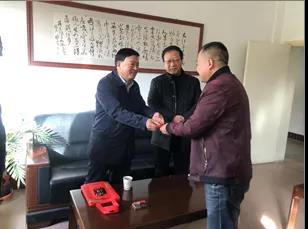 敦煌種業(yè)領導看望慰問公司老干部、老黨員及困難黨員職工